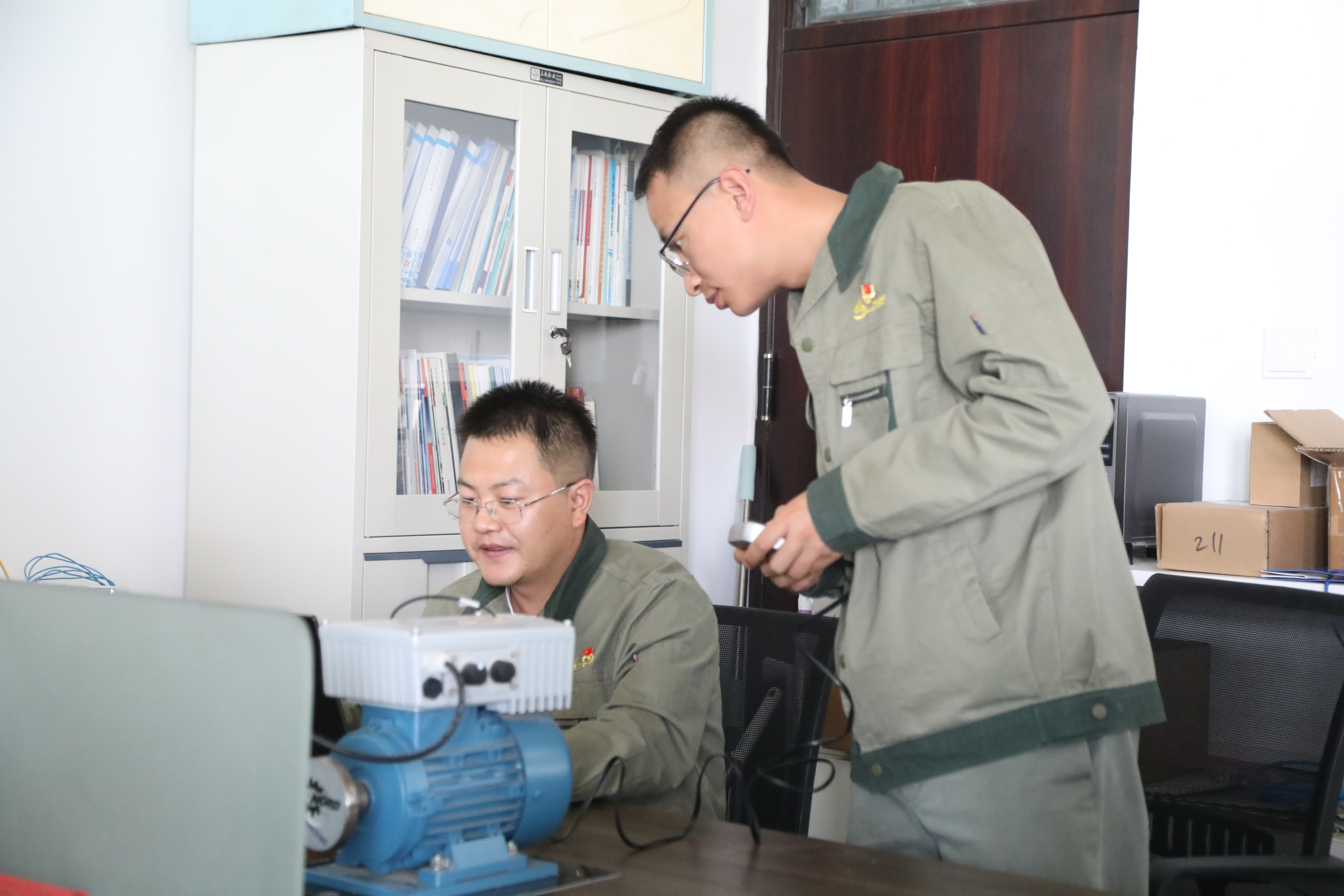 电气控制中心工程师正在完成测试运行工作.jpg